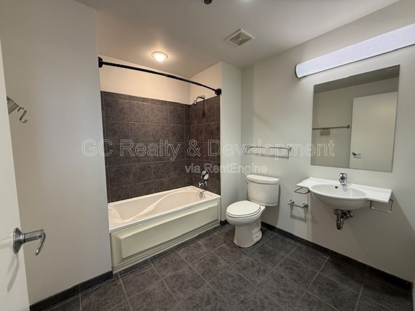 *** 1 MO RENT FREE / DOWNTOWN ARLINGTON HEIGHTS / WALK TO METRA / IN UNIT LAUNDRY / ON SITE GYM *** property image