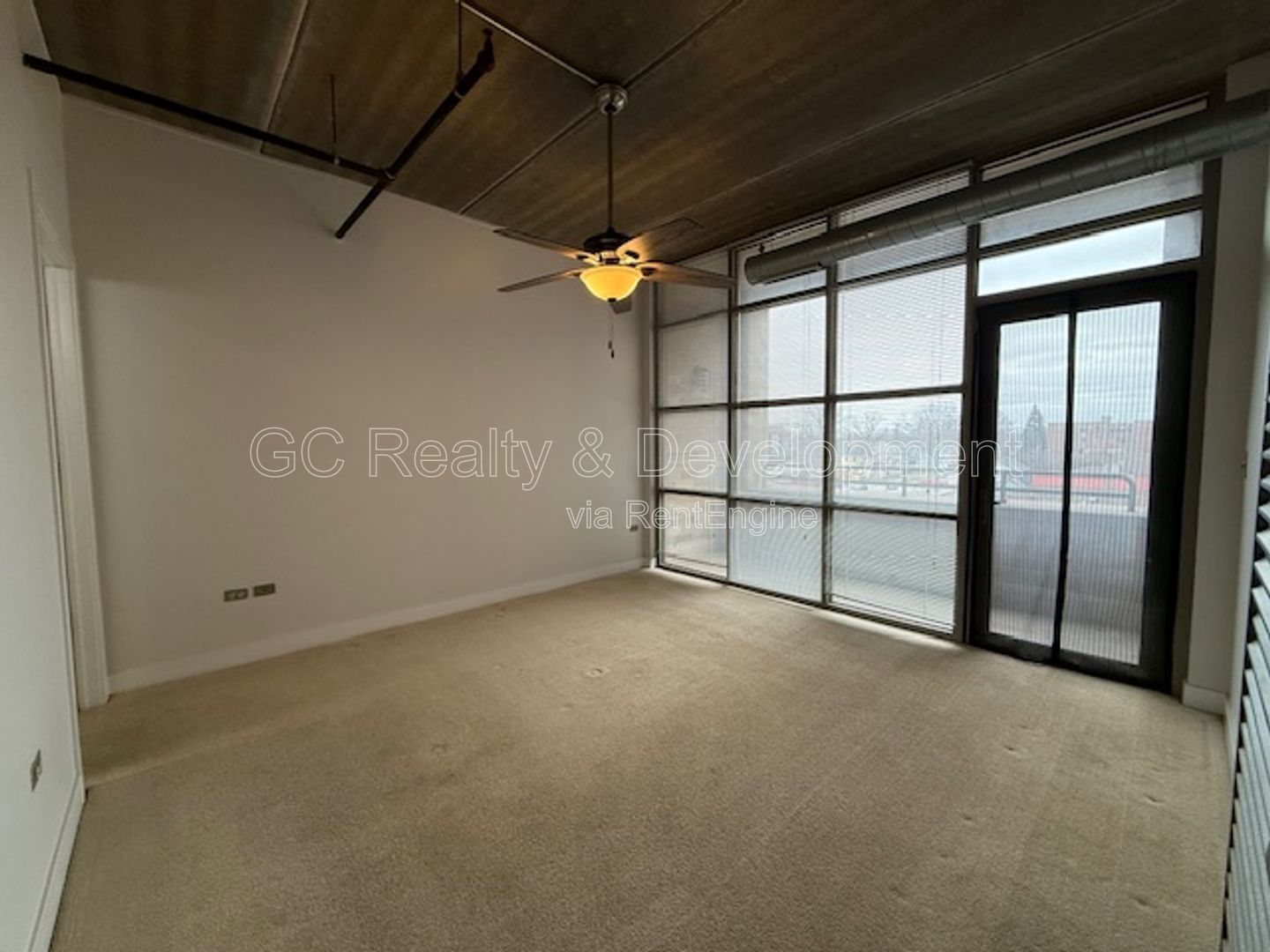 *** 1 MO RENT FREE / DOWNTOWN ARLINGTON HEIGHTS / WALK TO METRA / IN UNIT LAUNDRY / ON SITE GYM *** property image