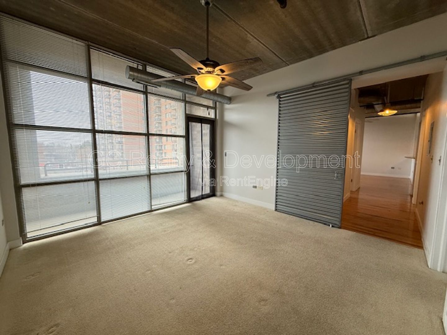 *** 1 MO RENT FREE / DOWNTOWN ARLINGTON HEIGHTS / WALK TO METRA / IN UNIT LAUNDRY / ON SITE GYM *** property image