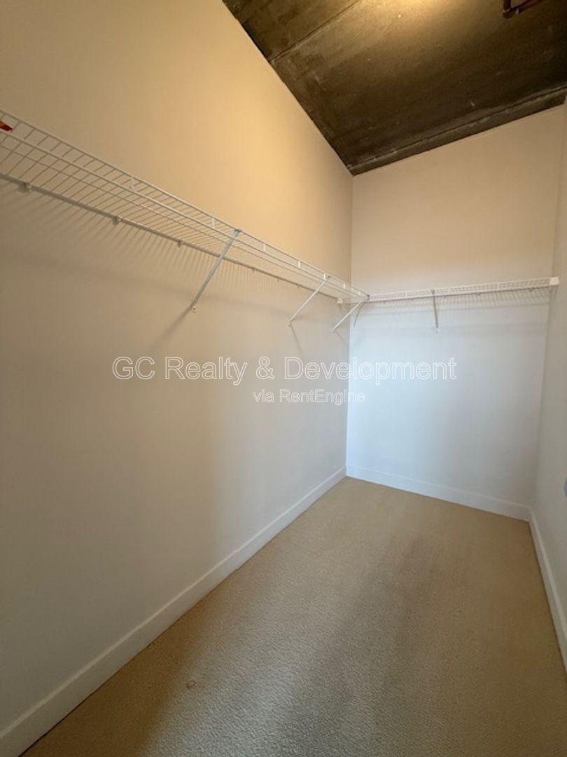 *** 1 MO RENT FREE / DOWNTOWN ARLINGTON HEIGHTS / WALK TO METRA / IN UNIT LAUNDRY / ON SITE GYM *** property image