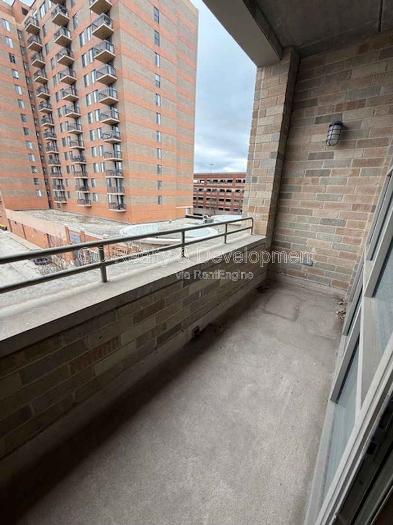 *** 1 MO RENT FREE / DOWNTOWN ARLINGTON HEIGHTS / WALK TO METRA / IN UNIT LAUNDRY / ON SITE GYM *** property image