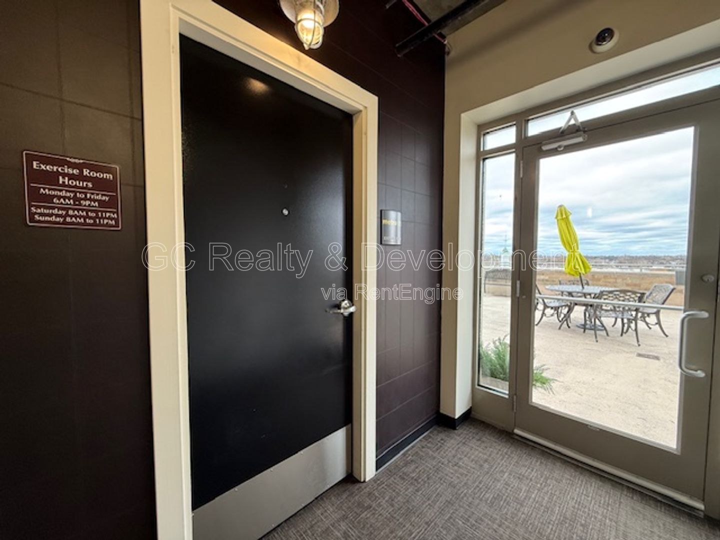 *** 1 MO RENT FREE / DOWNTOWN ARLINGTON HEIGHTS / WALK TO METRA / IN UNIT LAUNDRY / ON SITE GYM *** property image