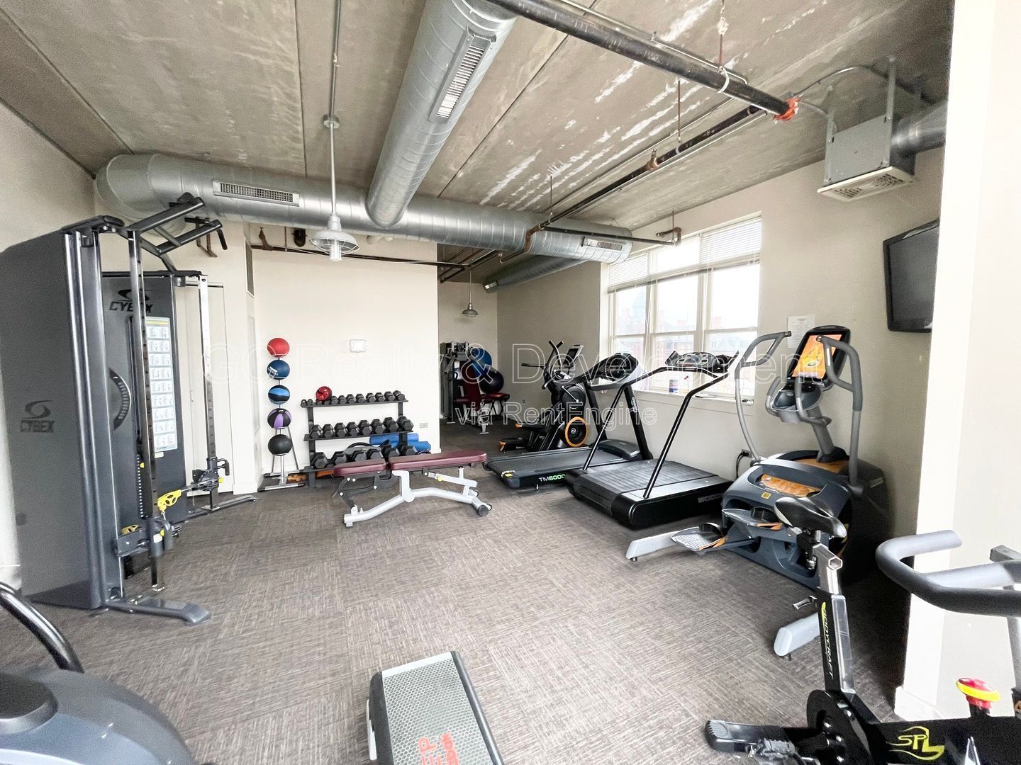 *** 1 MO RENT FREE / DOWNTOWN ARLINGTON HEIGHTS / WALK TO METRA / IN UNIT LAUNDRY / ON SITE GYM *** property image