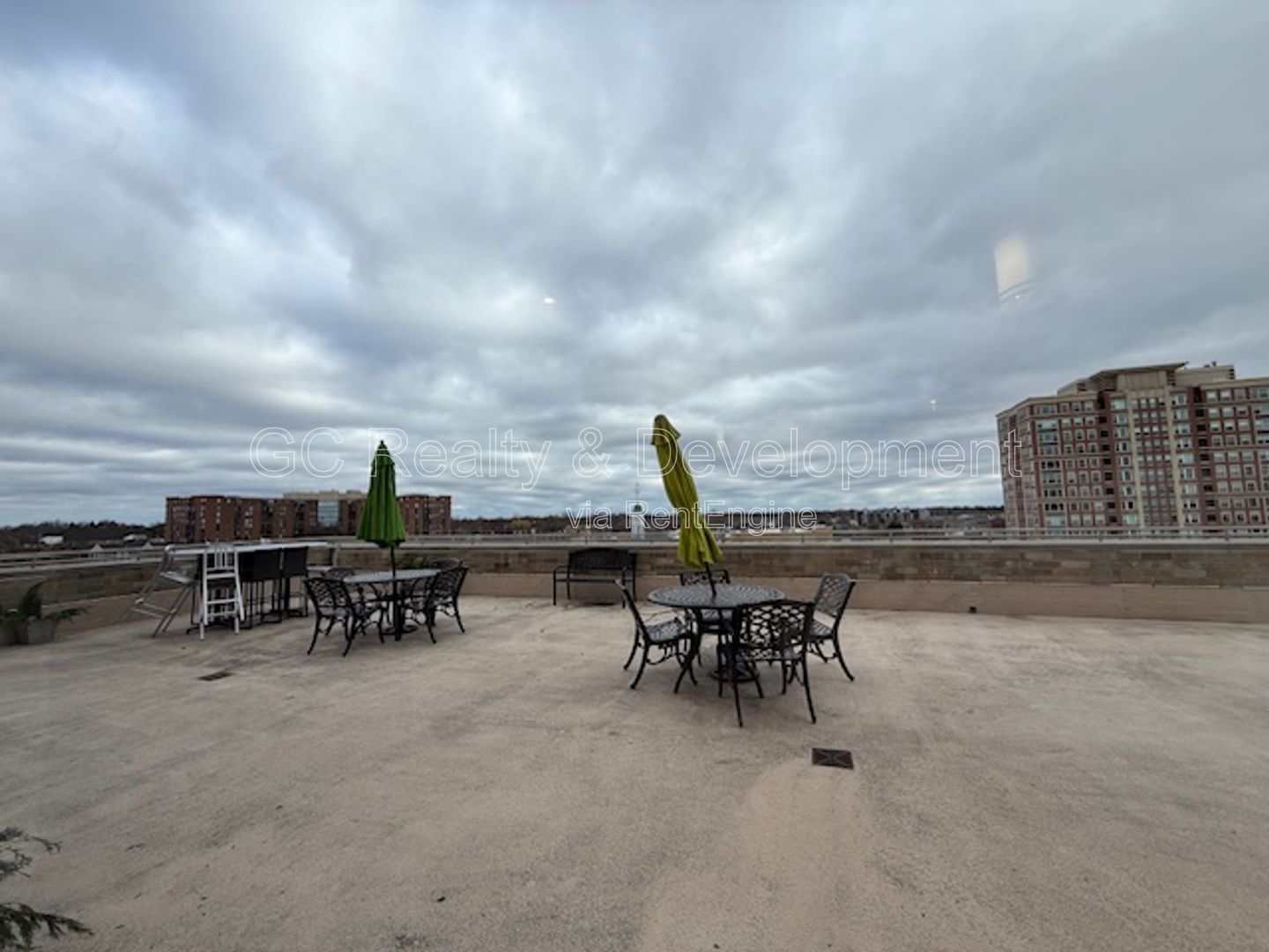 *** 1 MO RENT FREE / DOWNTOWN ARLINGTON HEIGHTS / WALK TO METRA / IN UNIT LAUNDRY / ON SITE GYM *** property image