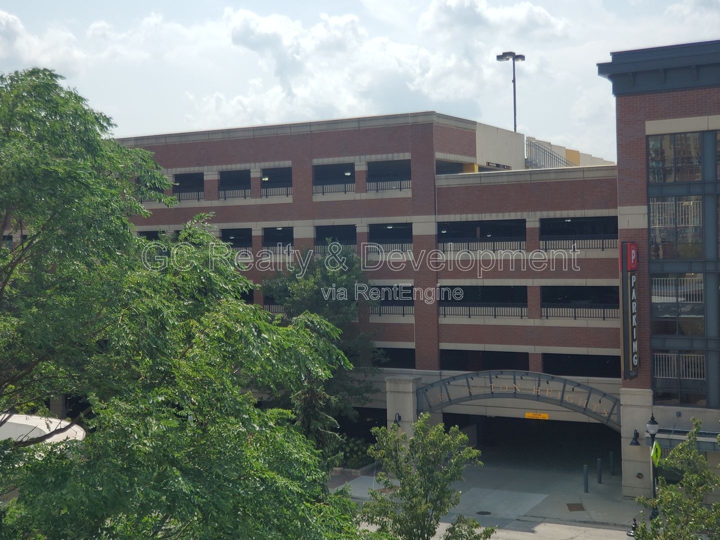 *** 1 MO RENT FREE / DOWNTOWN ARLINGTON HEIGHTS / WALK TO METRA / IN UNIT LAUNDRY / ON SITE GYM *** property image