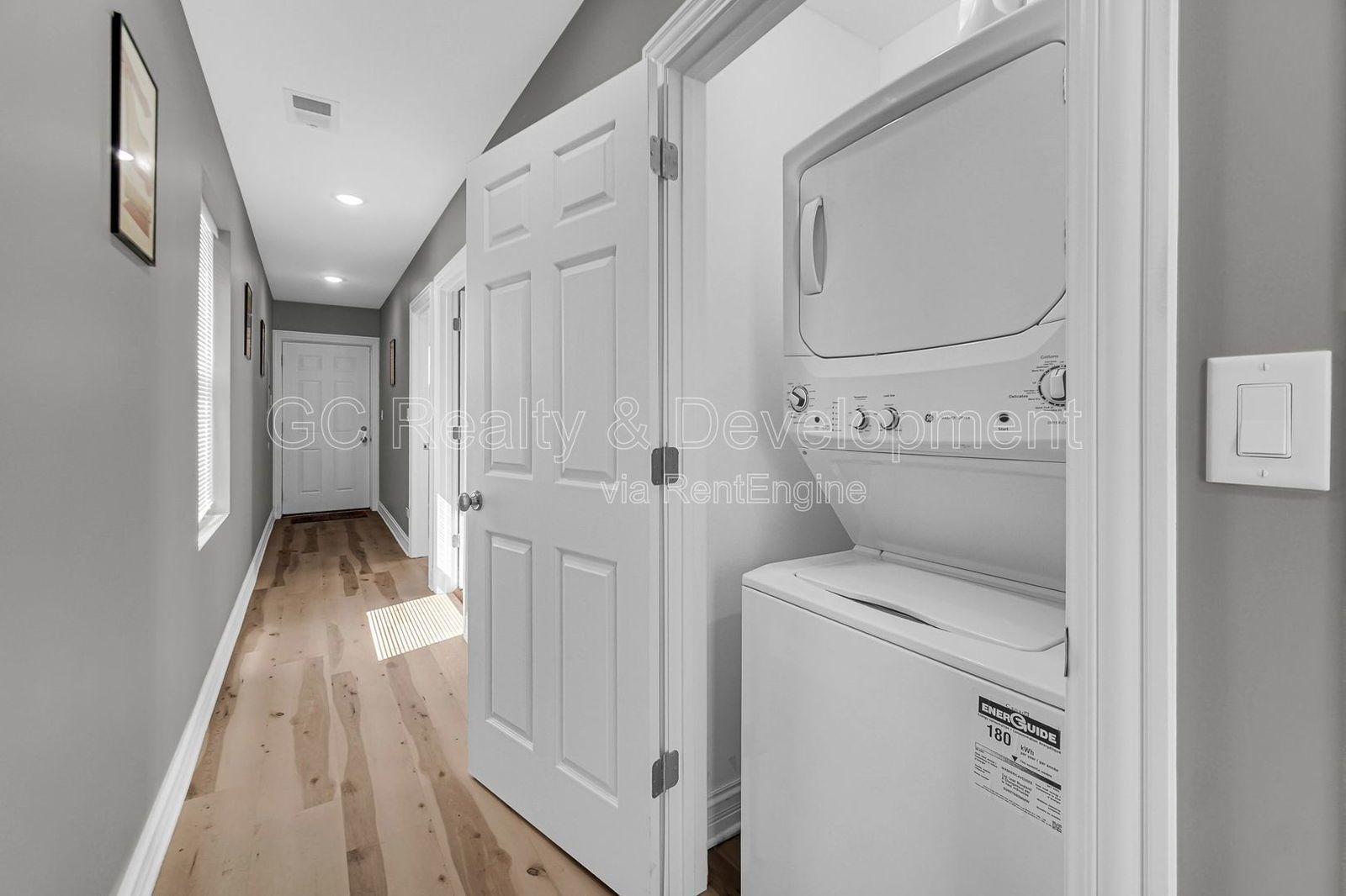 *** 1/2 MO RENT FREE / RECENTLY UPDATED / 4 BDRM - 2 BTH / CENTRAL AC / GARAGE PARKING AVAIL / PET FRIENDLY *** property image