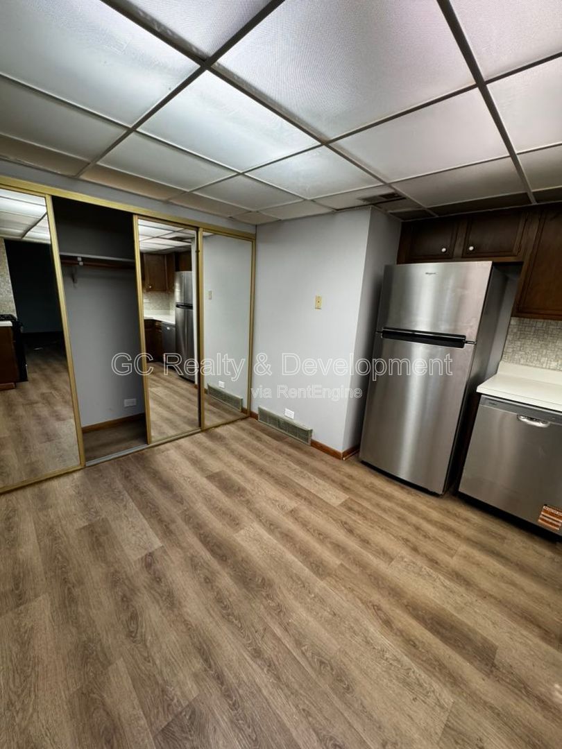 *** FIRST FLOOR UNIT / CENTRAL AC / FREE LAUNDRY ON SITE / PET FRIENDLY / TENANT ONLY PAYS ELECTRIC *** property image