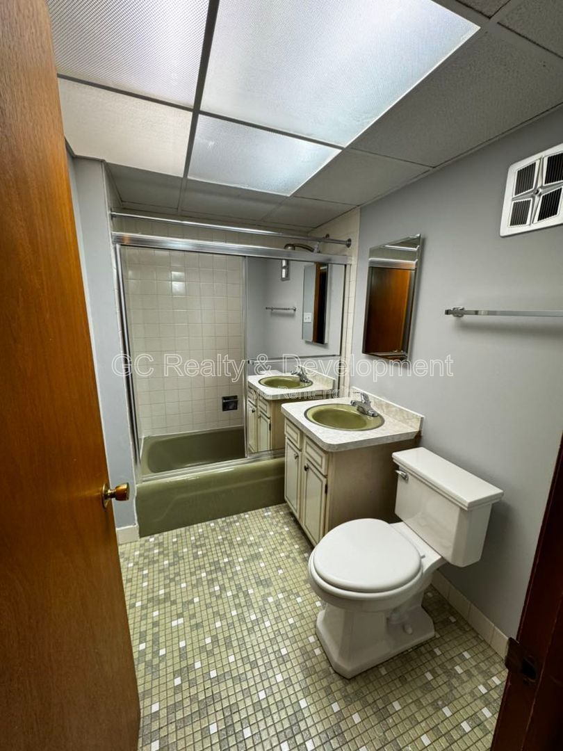 *** FIRST FLOOR UNIT / CENTRAL AC / FREE LAUNDRY ON SITE / PET FRIENDLY / TENANT ONLY PAYS ELECTRIC *** property image