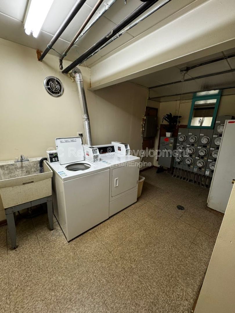 *** FIRST FLOOR UNIT / CENTRAL AC / FREE LAUNDRY ON SITE / PET FRIENDLY / TENANT ONLY PAYS ELECTRIC *** property image