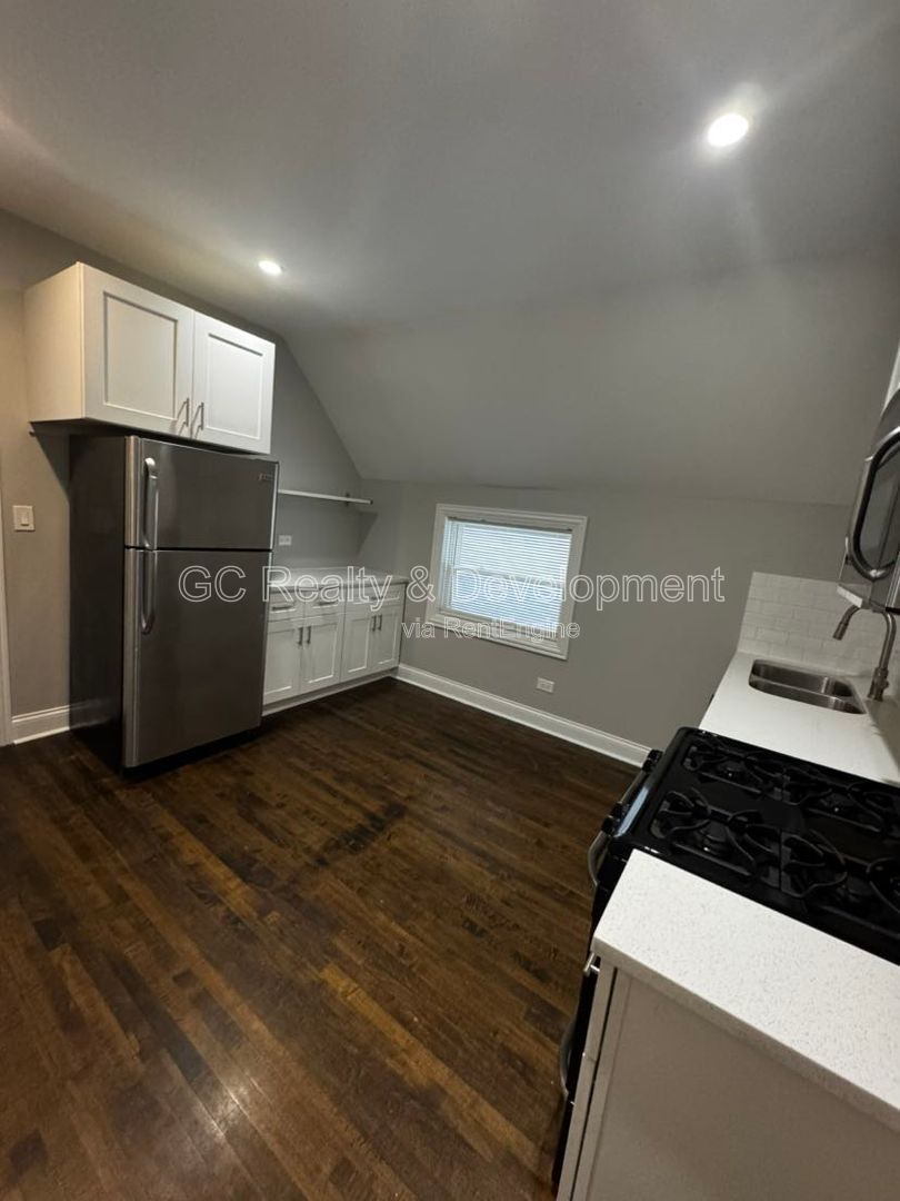 *** 1/2 MO RENT FREE / W&D IN UNIT / GARAGE PARKING / PET FRIENDLY / RESTAURANTS NEARBY / FENCED YARD *** property image