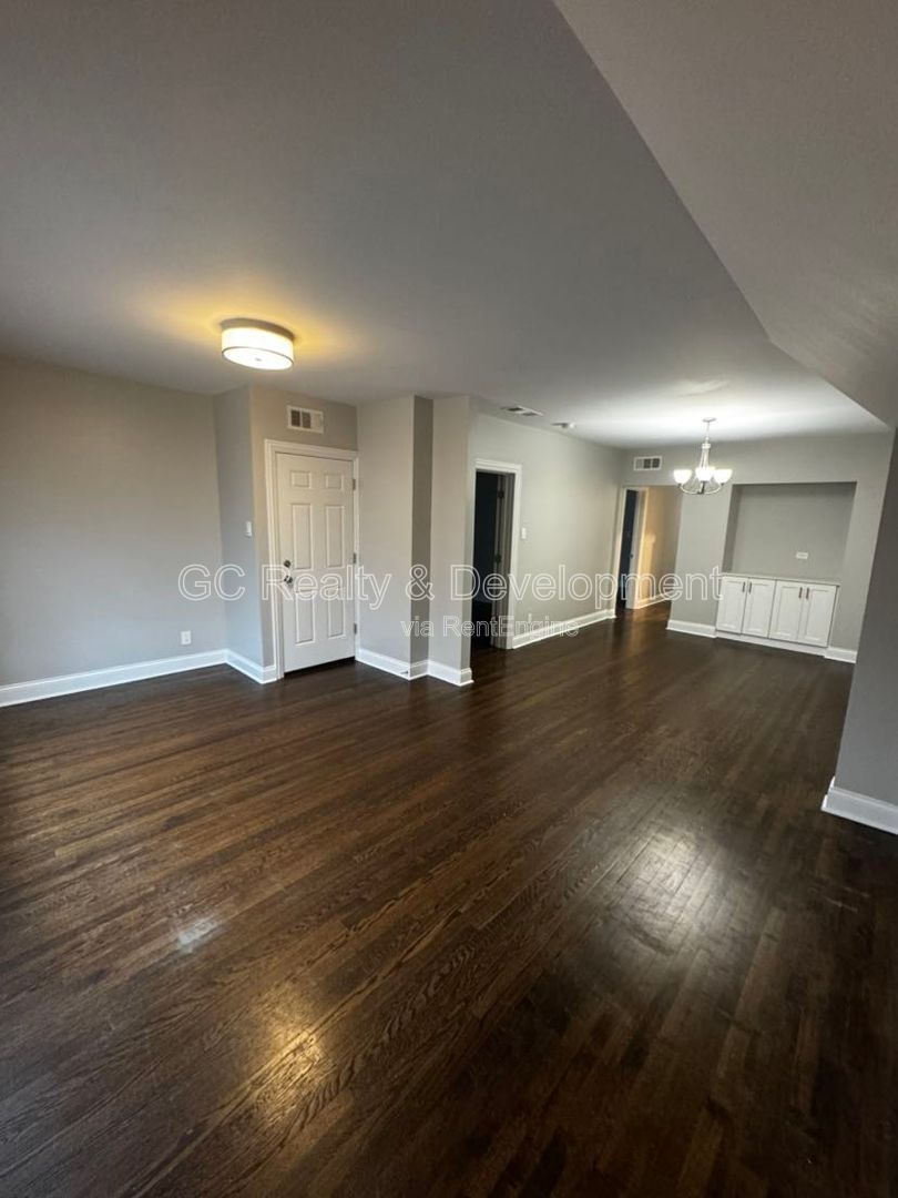 *** 1/2 MO RENT FREE / W&D IN UNIT / GARAGE PARKING / PET FRIENDLY / RESTAURANTS NEARBY / FENCED YARD *** property image