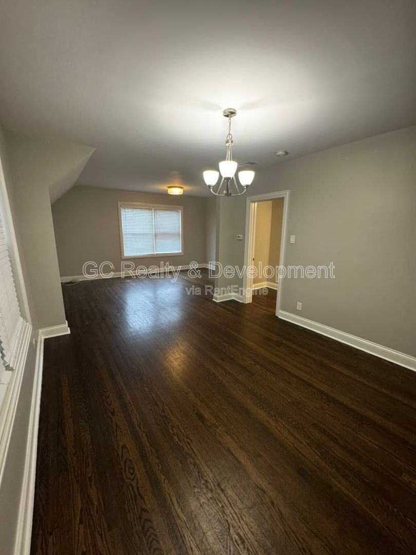 *** 1/2 MO RENT FREE / W&D IN UNIT / GARAGE PARKING / PET FRIENDLY / RESTAURANTS NEARBY / FENCED YARD *** property image