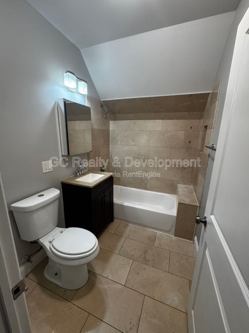 *** 1/2 MO RENT FREE / W&D IN UNIT / GARAGE PARKING / PET FRIENDLY / RESTAURANTS NEARBY / FENCED YARD *** property image