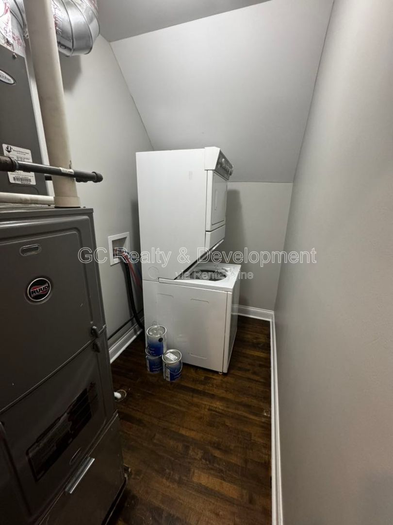 *** 1/2 MO RENT FREE / W&D IN UNIT / GARAGE PARKING / PET FRIENDLY / RESTAURANTS NEARBY / FENCED YARD *** property image