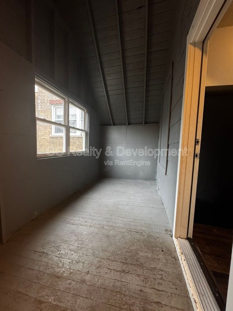 *** 1/2 MO RENT FREE / W&D IN UNIT / GARAGE PARKING / PET FRIENDLY / RESTAURANTS NEARBY / FENCED YARD *** property image