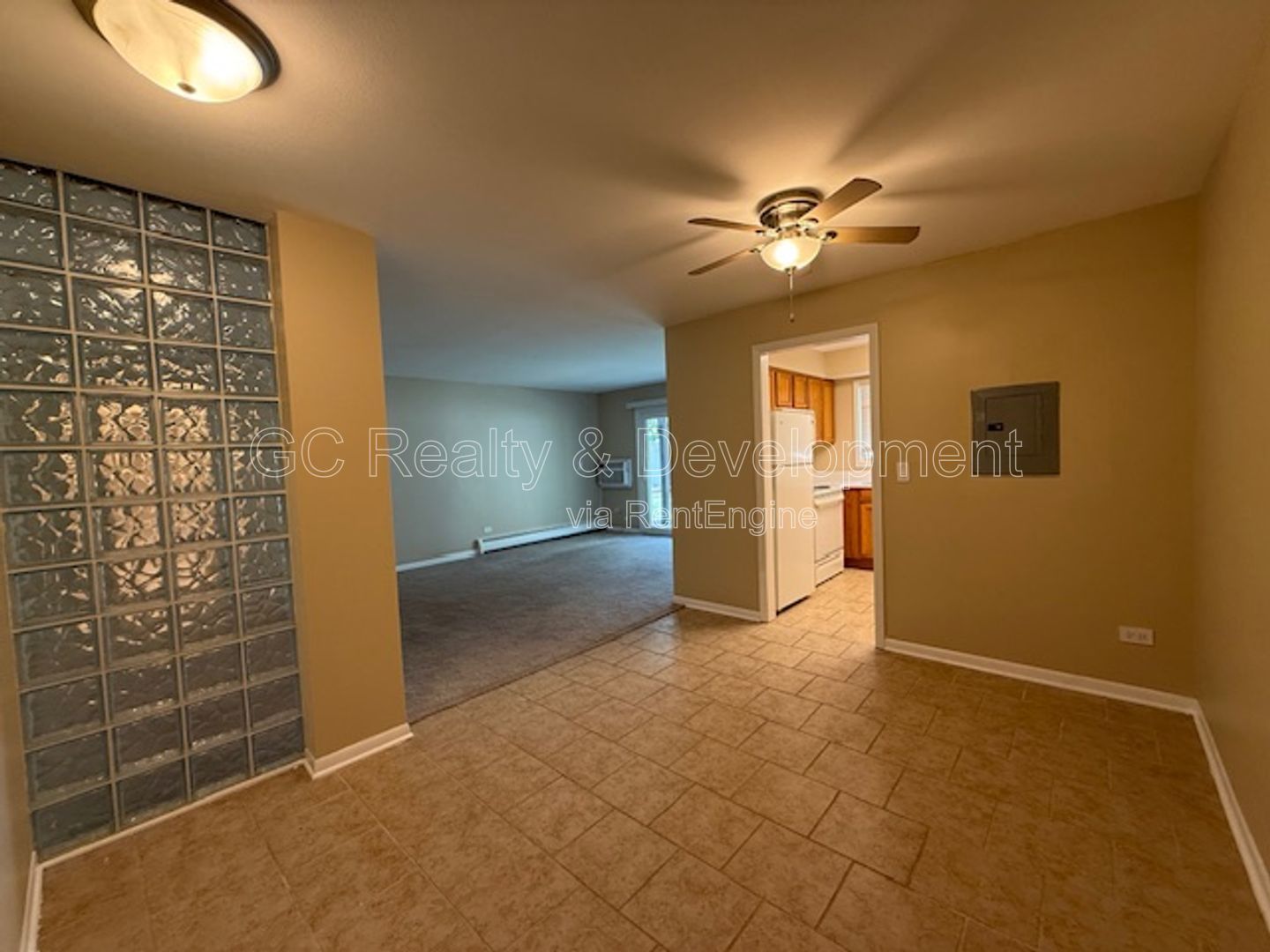 *** WALK TO METRA / HEAT INCL / PAY ONLY ELECTRIC / LAUNDRY NEXT TO UNIT / SMALL PET FRIENDLY *** property image