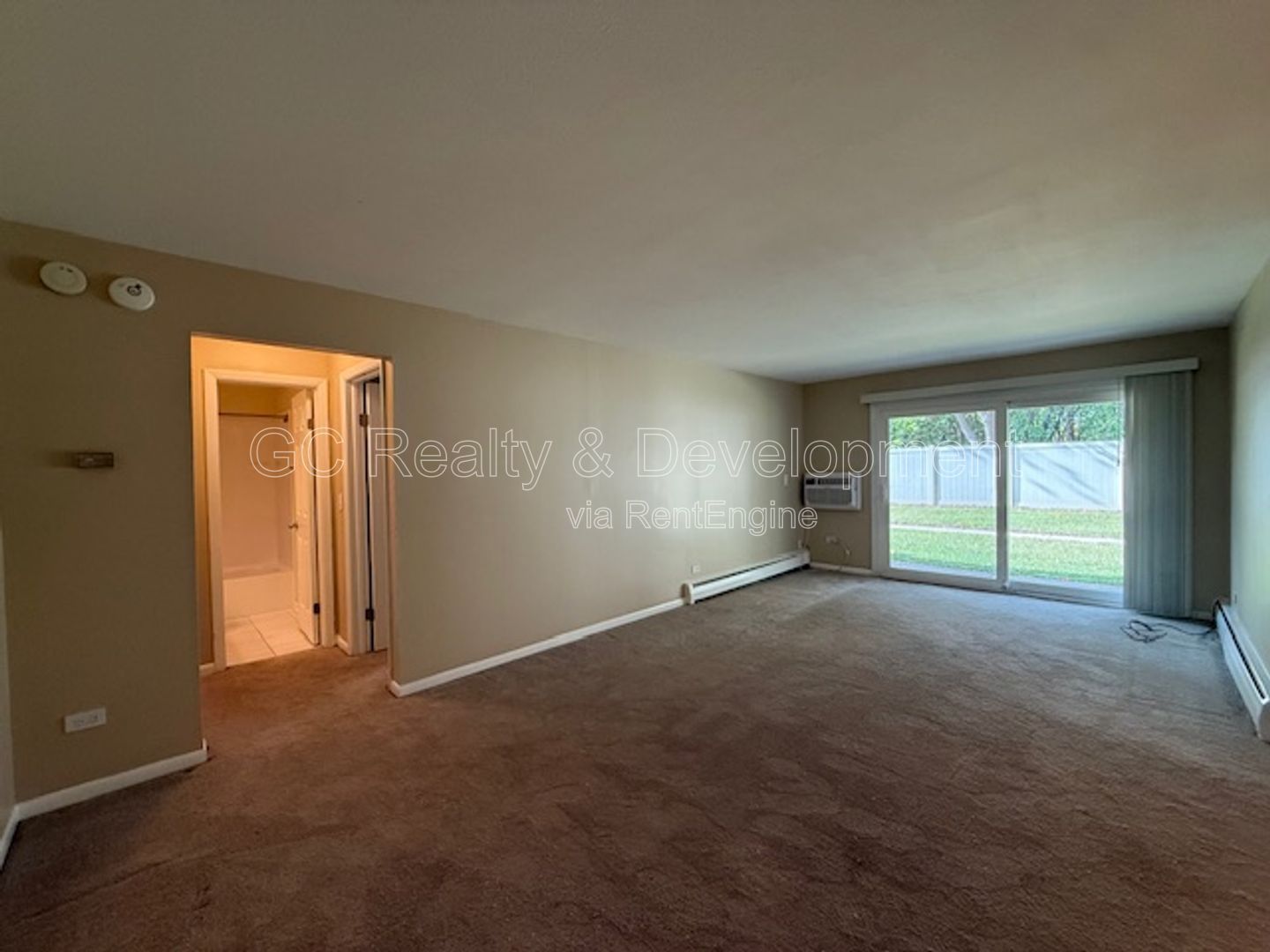 *** WALK TO METRA / HEAT INCL / PAY ONLY ELECTRIC / LAUNDRY NEXT TO UNIT / SMALL PET FRIENDLY *** property image