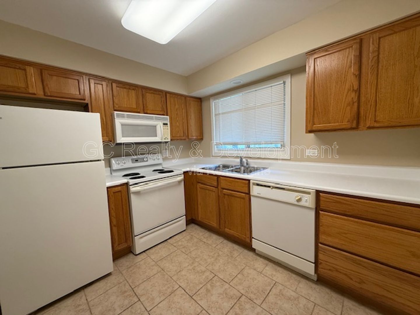 *** WALK TO METRA / HEAT INCL / PAY ONLY ELECTRIC / LAUNDRY NEXT TO UNIT / SMALL PET FRIENDLY *** property image