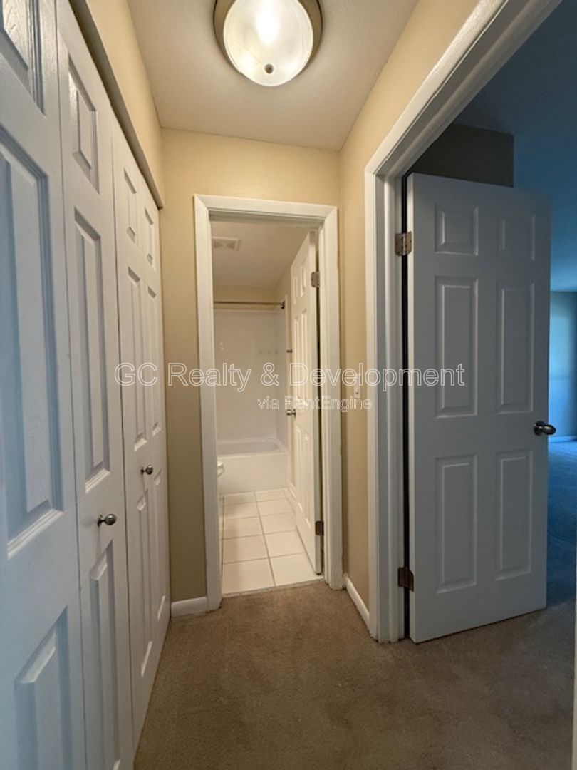 *** WALK TO METRA / HEAT INCL / PAY ONLY ELECTRIC / LAUNDRY NEXT TO UNIT / SMALL PET FRIENDLY *** property image