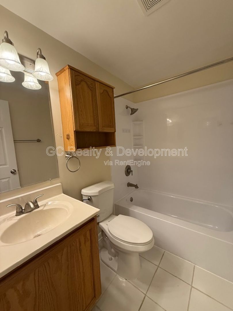 *** WALK TO METRA / HEAT INCL / PAY ONLY ELECTRIC / LAUNDRY NEXT TO UNIT / SMALL PET FRIENDLY *** property image