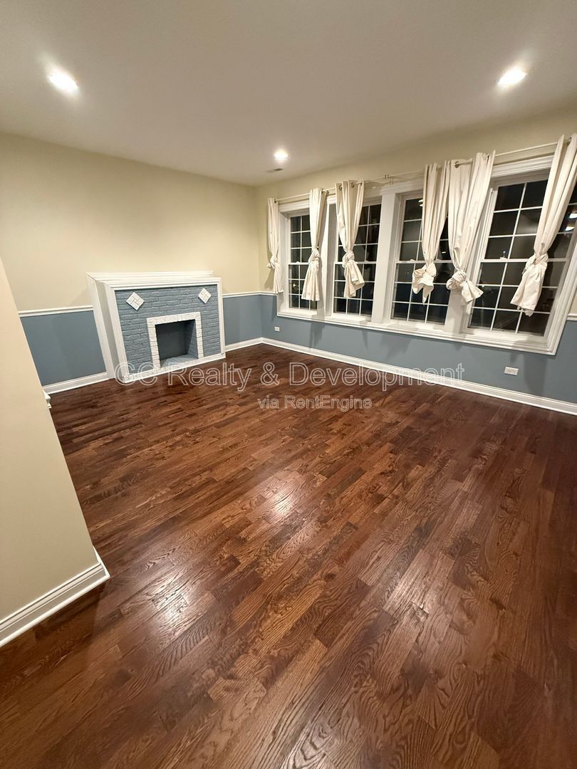 *** RECENTLY UPDATED / 2 BDRM / HARDWOOD THROUGHOUT / FENCED YARD / LAUNDRY ON SITE *** property image