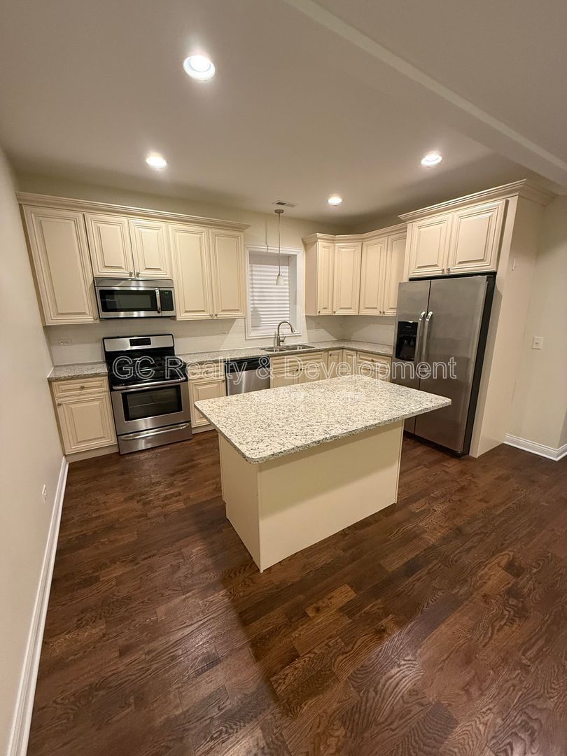 *** RECENTLY UPDATED / 2 BDRM / HARDWOOD THROUGHOUT / FENCED YARD / LAUNDRY ON SITE *** property image