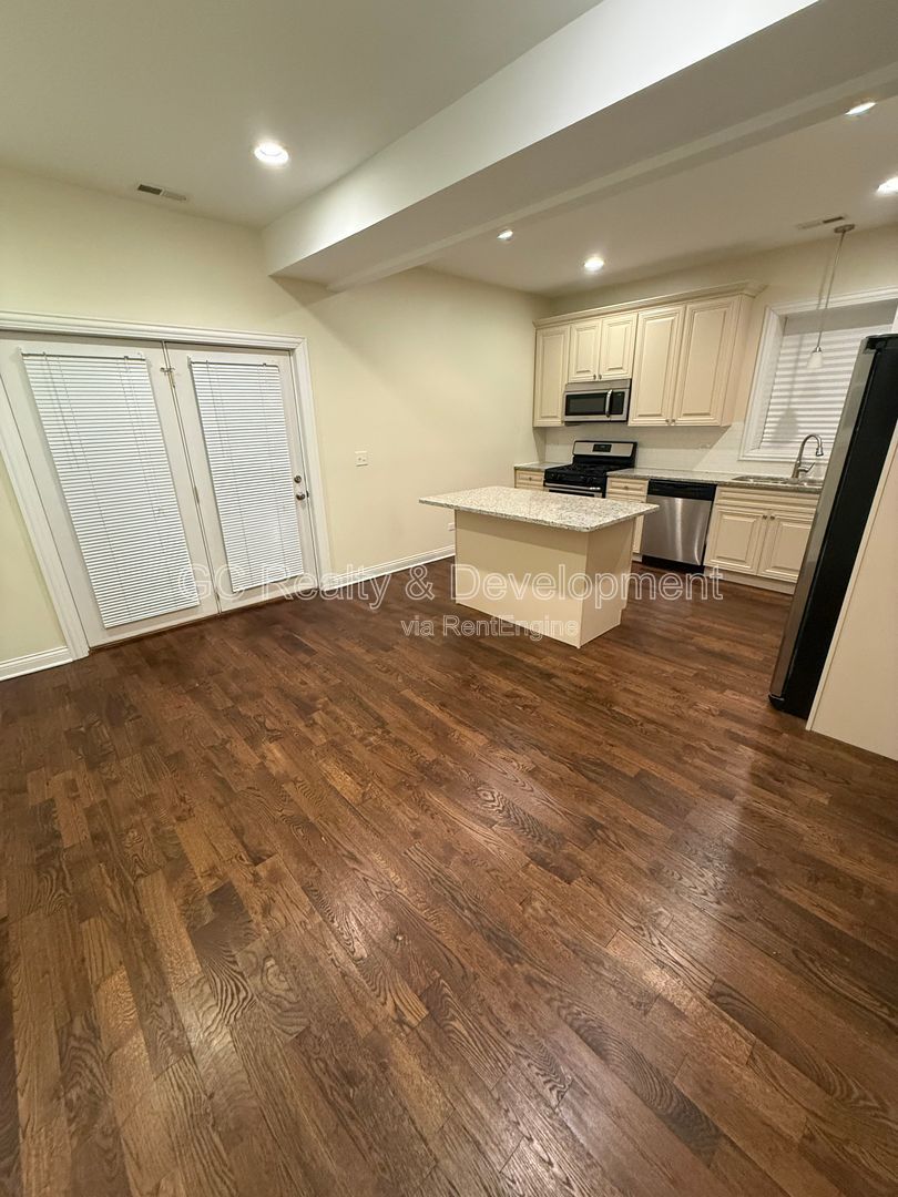 *** RECENTLY UPDATED / 2 BDRM / HARDWOOD THROUGHOUT / FENCED YARD / LAUNDRY ON SITE *** property image