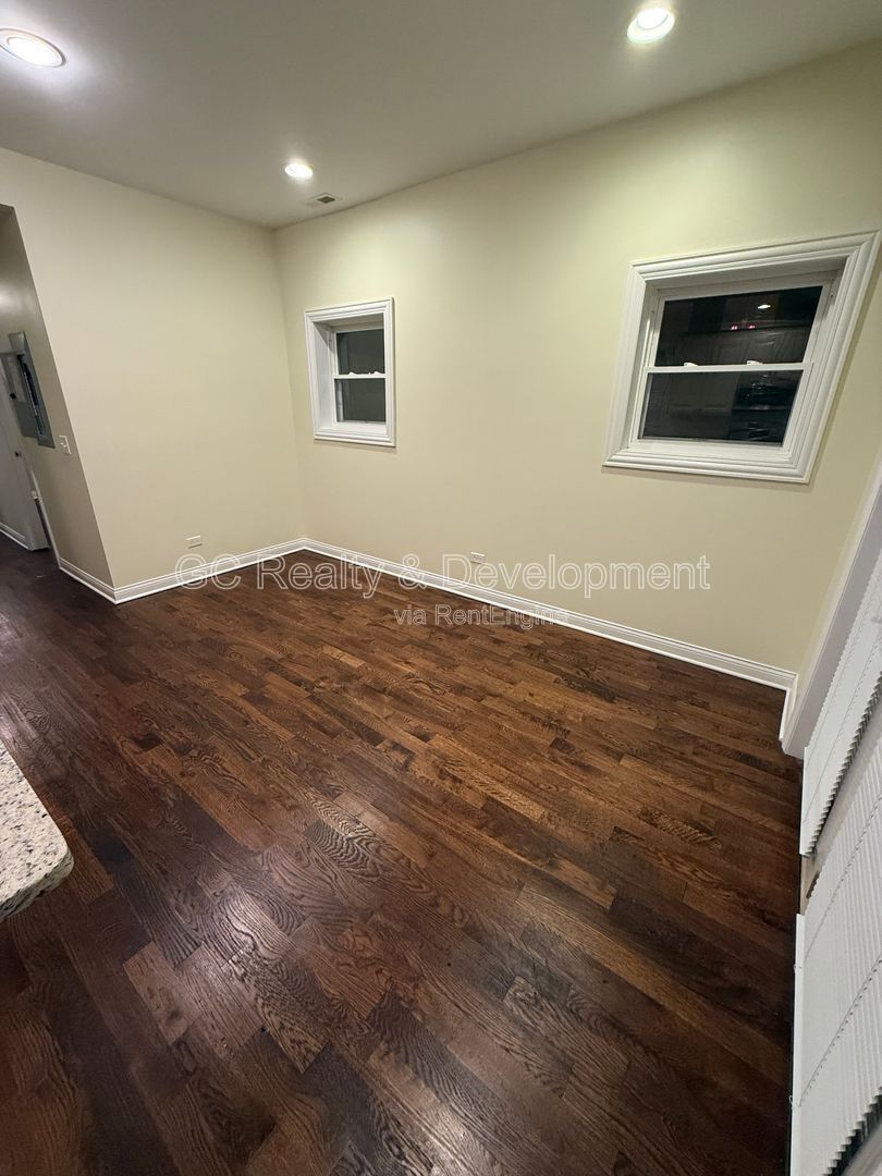 *** RECENTLY UPDATED / 2 BDRM / HARDWOOD THROUGHOUT / FENCED YARD / LAUNDRY ON SITE *** property image