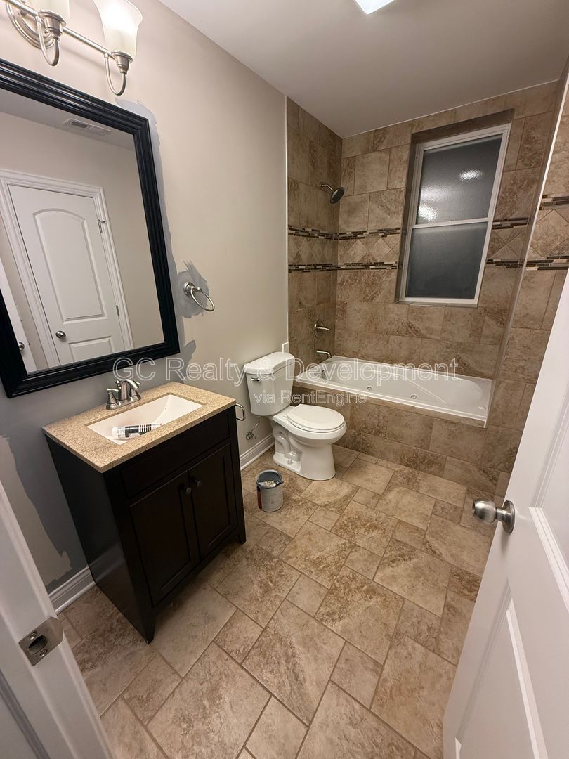 *** RECENTLY UPDATED / 2 BDRM / HARDWOOD THROUGHOUT / FENCED YARD / LAUNDRY ON SITE *** property image