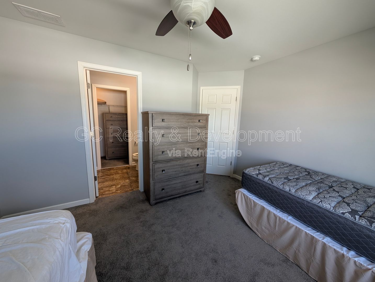 *** SPACIOUS 3BDRM - 2.5BTH DUPLEX IN HAMPSHIRE / D300 SCHOOLS / 2-CAR GARAGE & PRIVATE BACKYARD *** property image