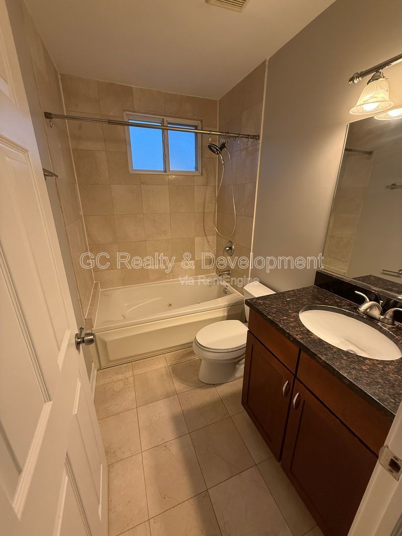 *** ROGERS PARK / IN UNIT LAUNDRY / CENTRAL AC / ASSIGNED PARKING / STORAGE UNIT *** property image