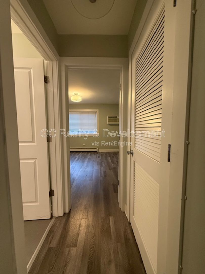 *** RECENTLY UPDATED / 2 BDRM / IN UNIT LAUNDRY / TENANT ONLY PAYS ELECTRIC / SS APPL *** property image