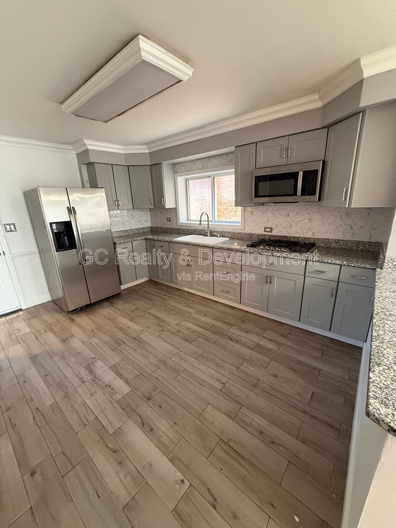 *** 3 BDRM / GRANITE / GARAGE PARKING AVAIL / FREE LAUNDRY ON SITE / TENANT ONLY PAYS ELECTRIC *** property image