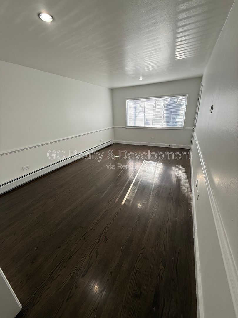 *** 3 BDRM / GRANITE / GARAGE PARKING AVAIL / FREE LAUNDRY ON SITE / TENANT ONLY PAYS ELECTRIC *** property image