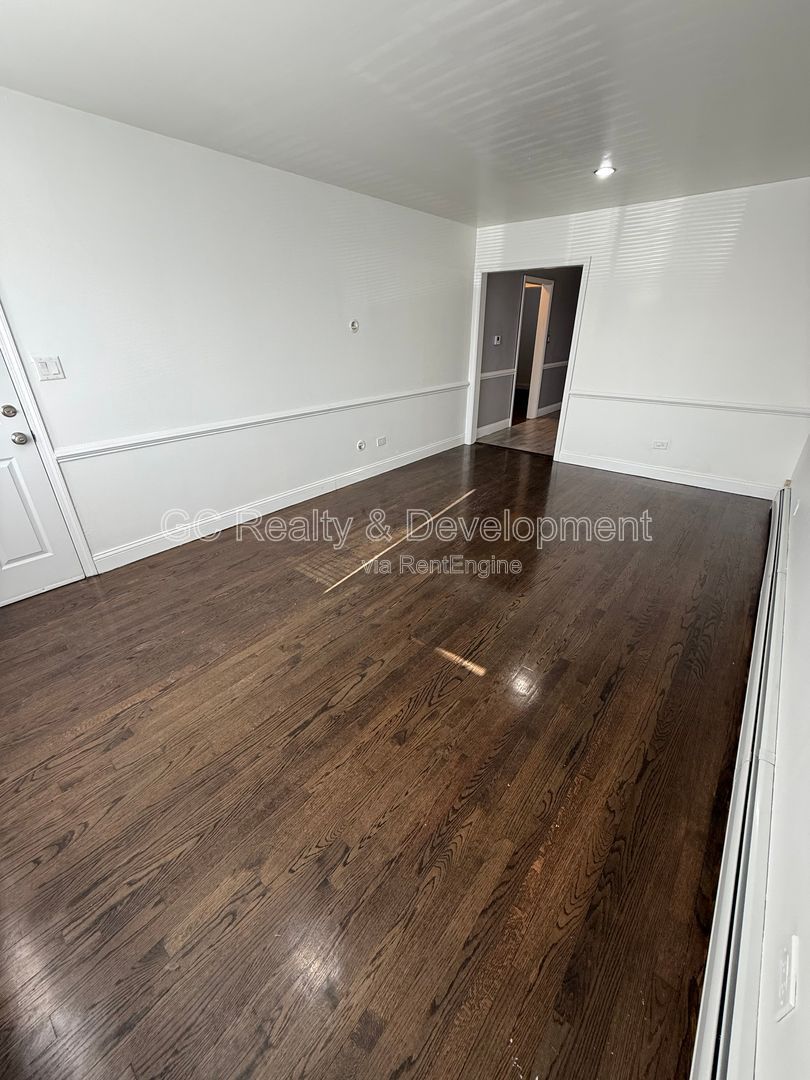 *** 3 BDRM / GRANITE / GARAGE PARKING AVAIL / FREE LAUNDRY ON SITE / TENANT ONLY PAYS ELECTRIC *** property image