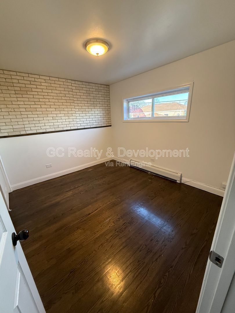 *** 3 BDRM / GRANITE / GARAGE PARKING AVAIL / FREE LAUNDRY ON SITE / TENANT ONLY PAYS ELECTRIC *** property image