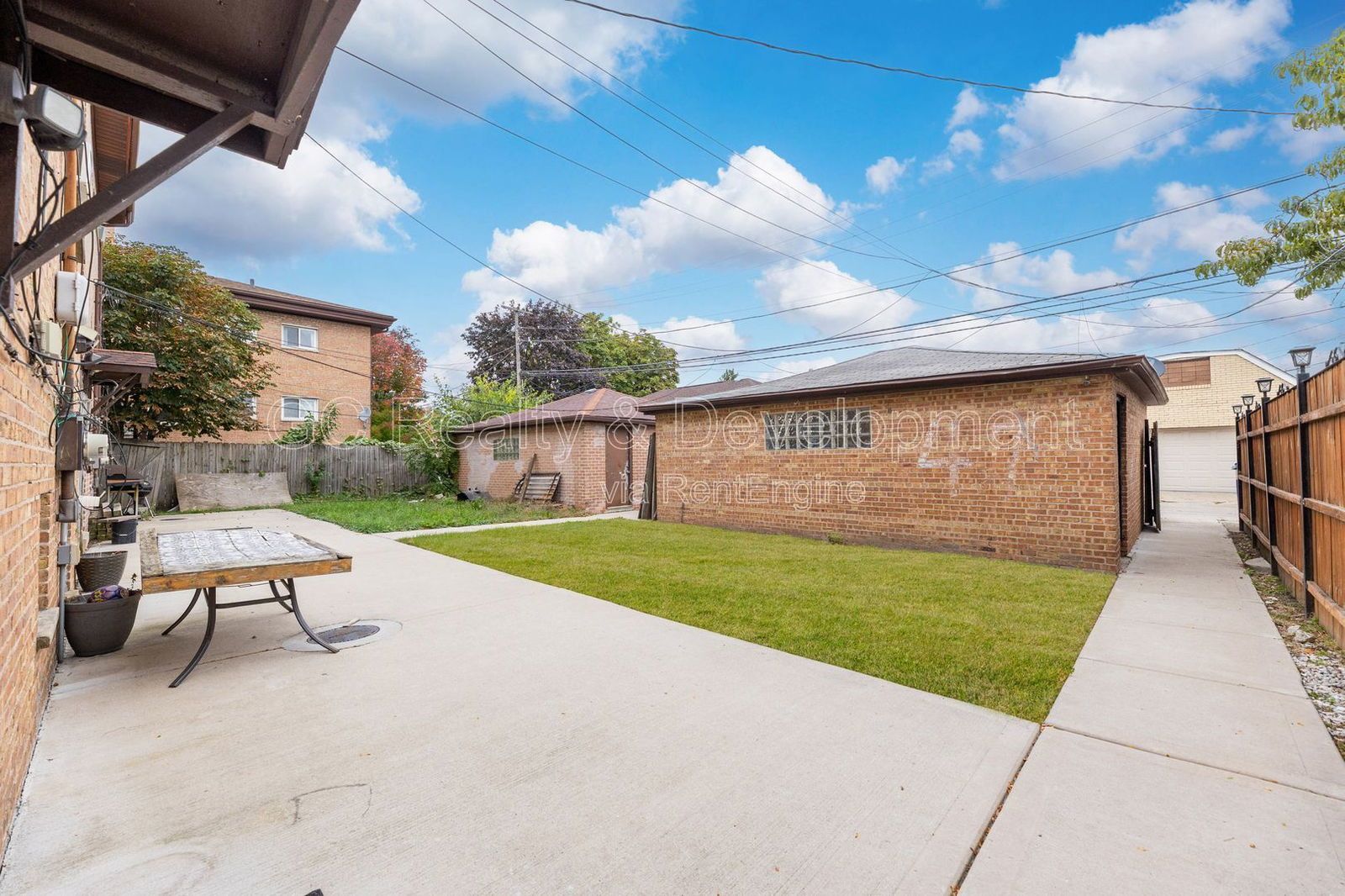 *** 3 BDRM / GRANITE / GARAGE PARKING AVAIL / FREE LAUNDRY ON SITE / TENANT ONLY PAYS ELECTRIC *** property image