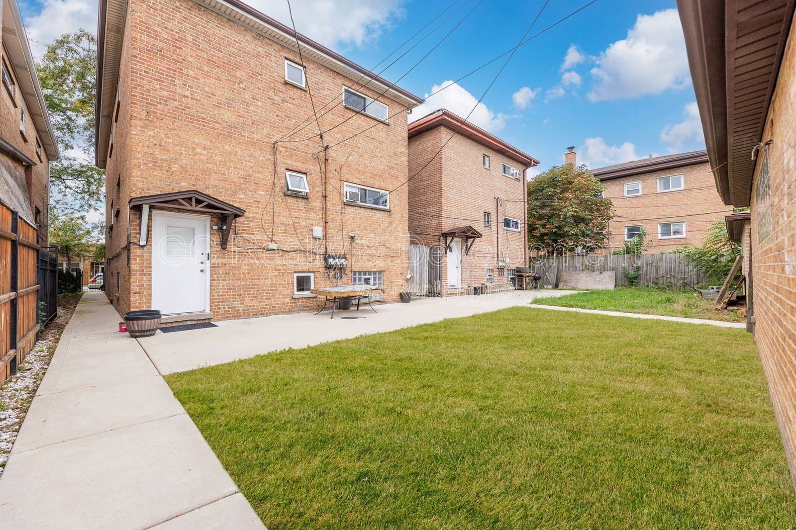 *** 3 BDRM / GRANITE / GARAGE PARKING AVAIL / FREE LAUNDRY ON SITE / TENANT ONLY PAYS ELECTRIC *** property image