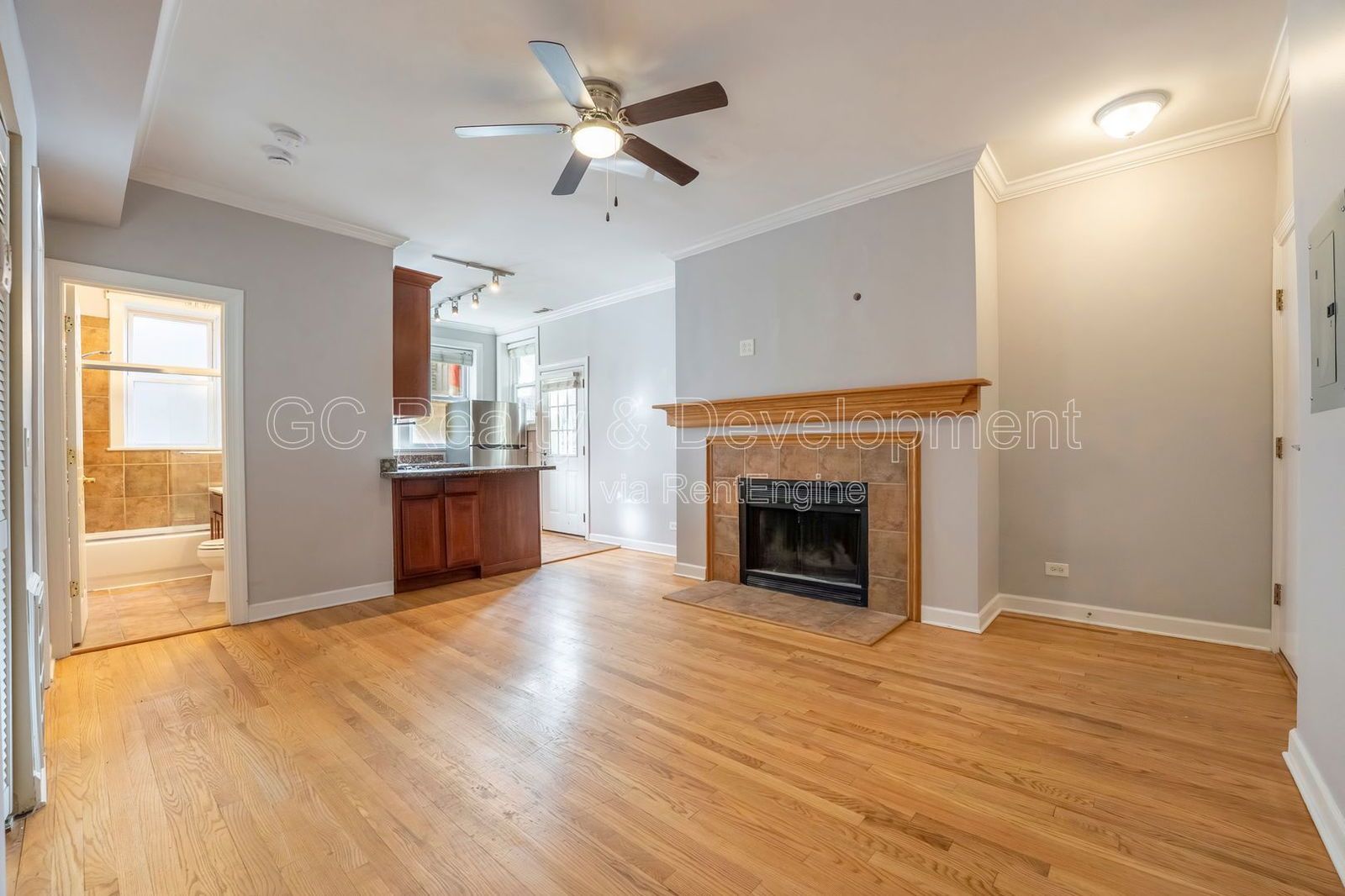 *** 2 BDRM / IN UNIT LAUNDRY / LRG CLOSETS / WALK TO WRIGLEY FIELD / STORAGE UNIT *** property image