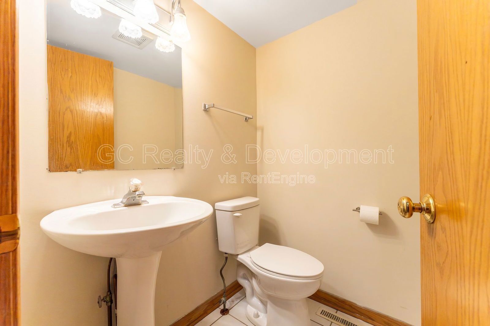 *** END UNIT / 1700+ SQFT / 3 BDRM - 3.5 BTH / FIN BASEMENT / ATTACHED 2 CAR GARAGE *** property image