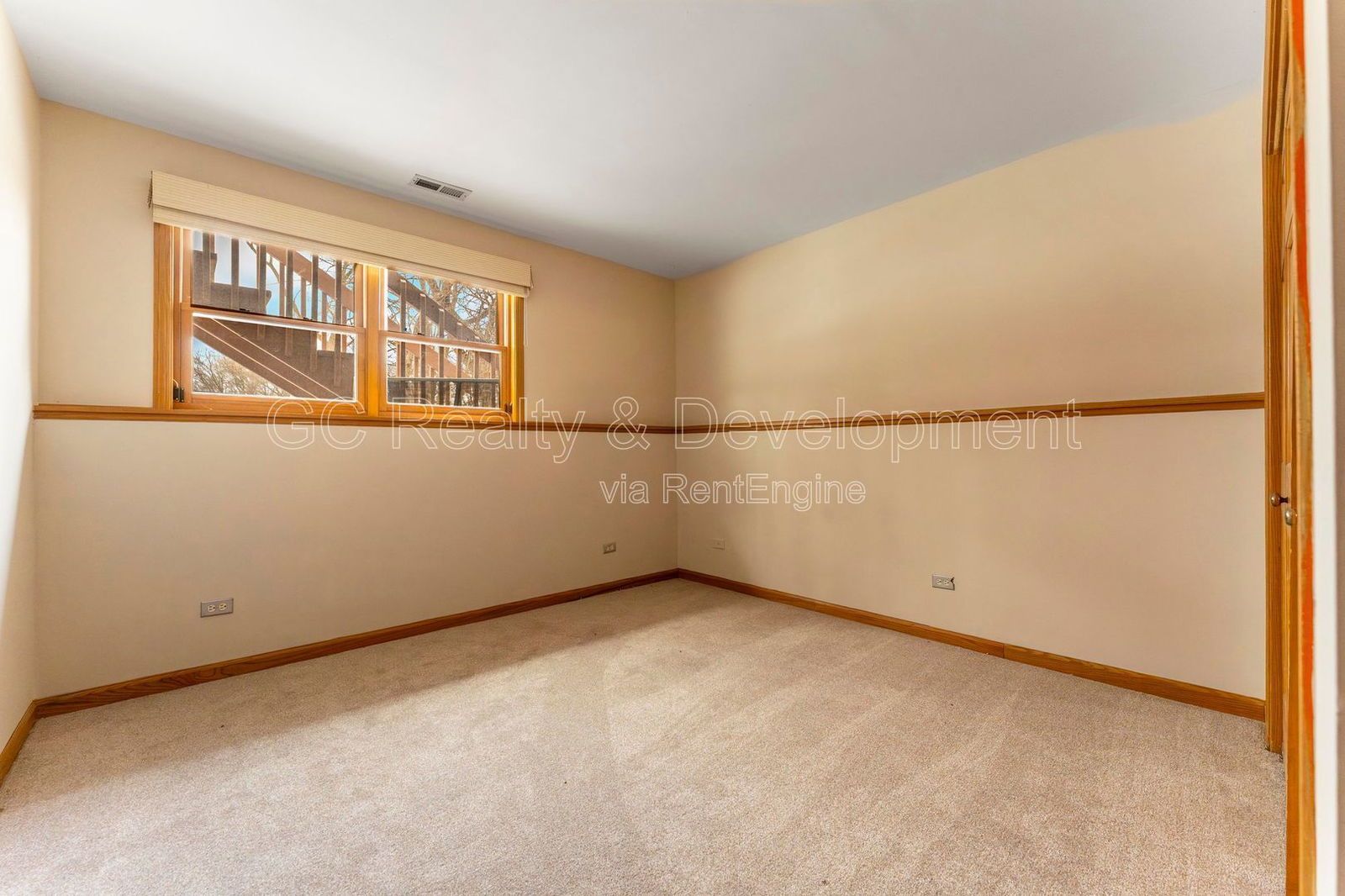 *** END UNIT / 1700+ SQFT / 3 BDRM - 3.5 BTH / FIN BASEMENT / ATTACHED 2 CAR GARAGE *** property image