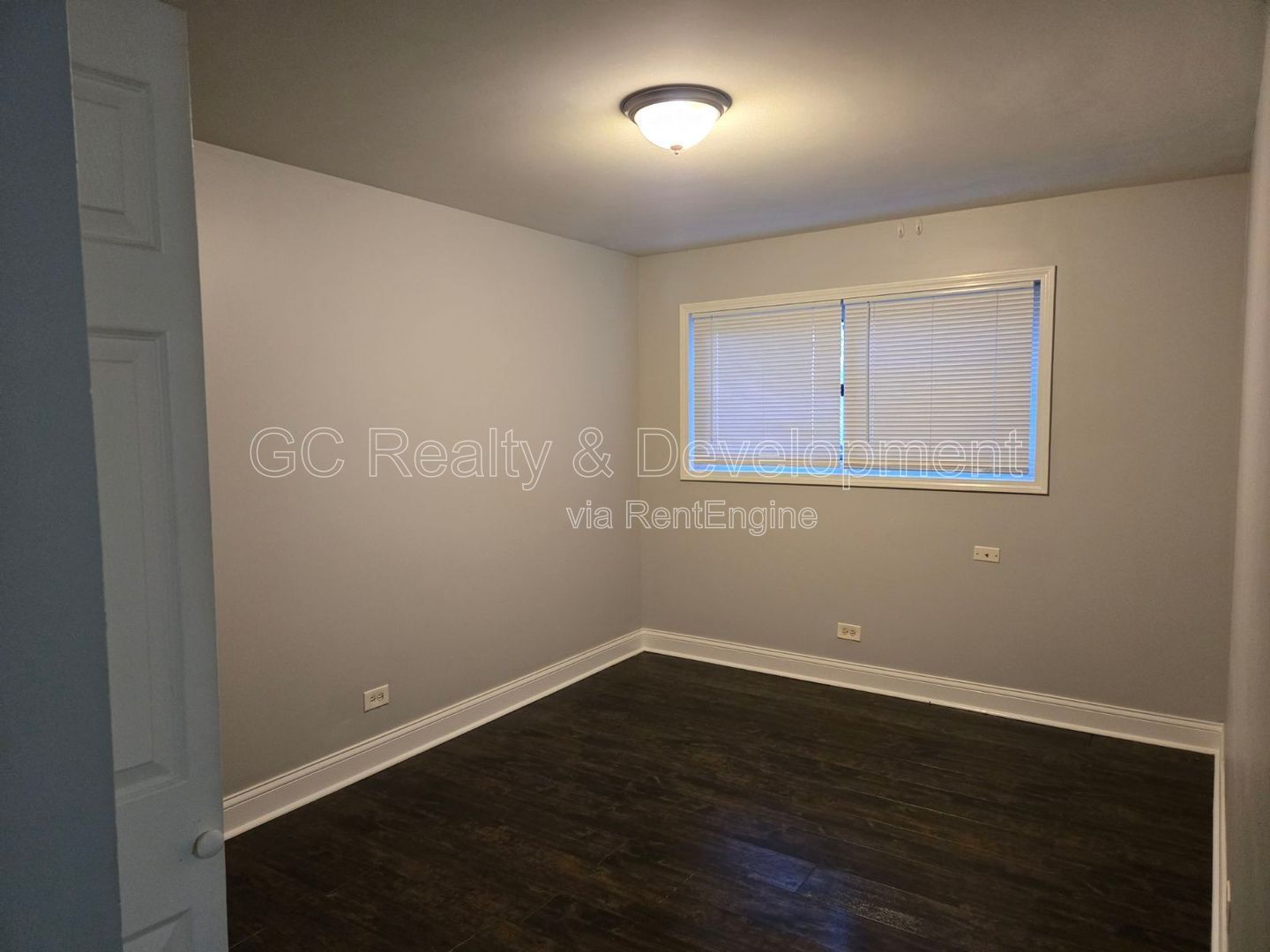 *** $350 OFF RENT / UPDATED 2 BDRM - 1 BTH / SOUTH SHORE LOCATION / HARDWOOD FLOORS / SS APPL INCL *** property image