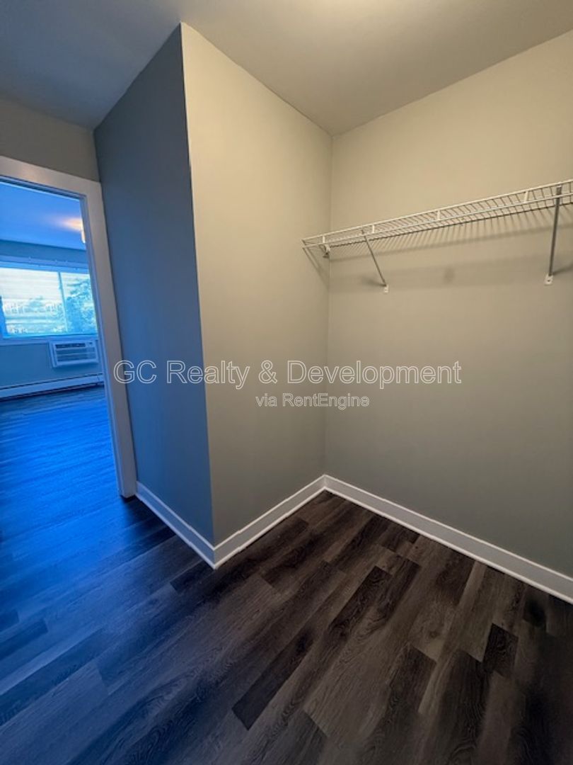 *** RECENTLY UPDATED / IN UNIT LAUNDRY / TENANT ONLY PAYS ELECTRIC / SS APPL *** property image