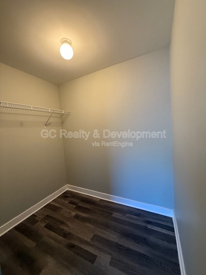 *** RECENTLY UPDATED / IN UNIT LAUNDRY / TENANT ONLY PAYS ELECTRIC / SS APPL *** property image