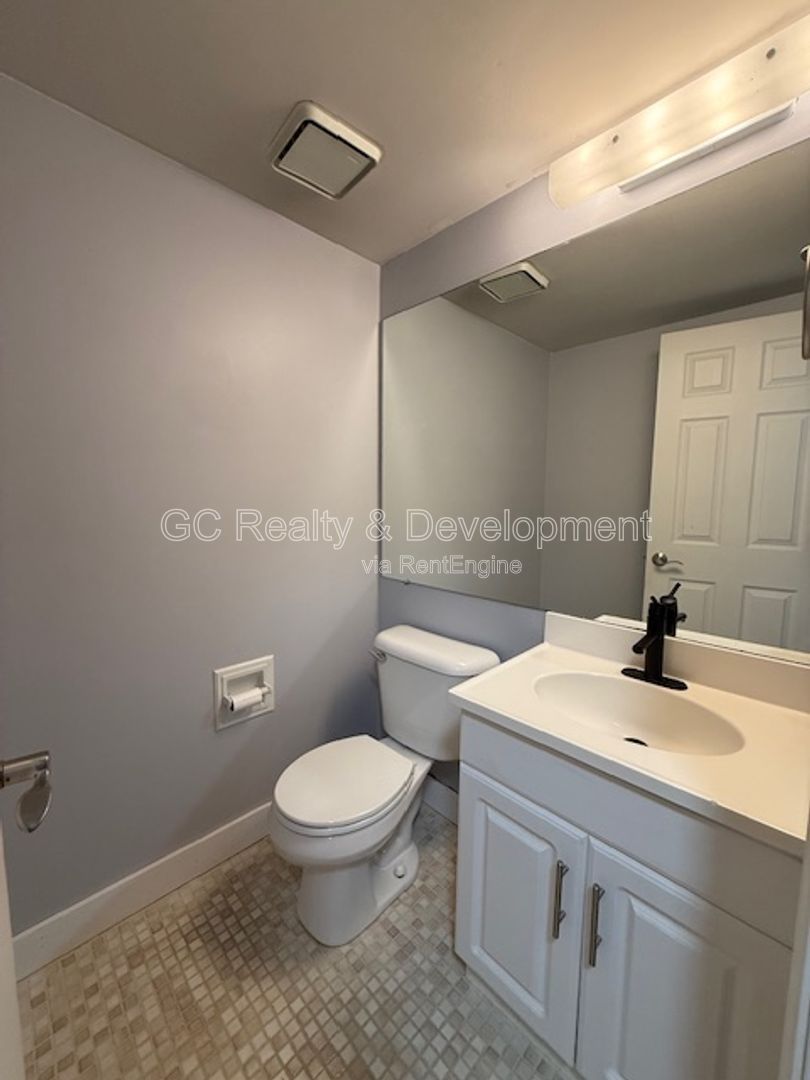 *** 2 BDRM / PET FRIENDLY / ATTACHED GARAGE PARKING / SCHOOL DISTRICT 46 / FENCED YARD *** property image