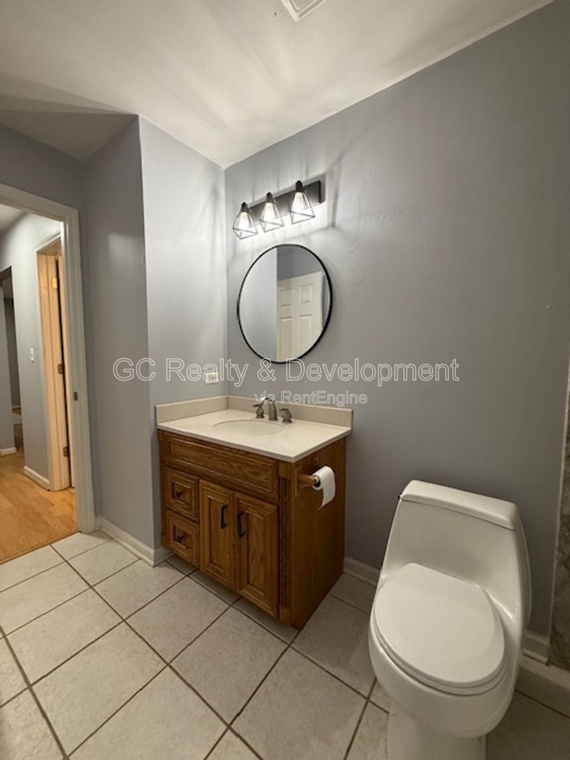 *** 2 BDRM / PET FRIENDLY / ATTACHED GARAGE PARKING / SCHOOL DISTRICT 46 / FENCED YARD *** property image