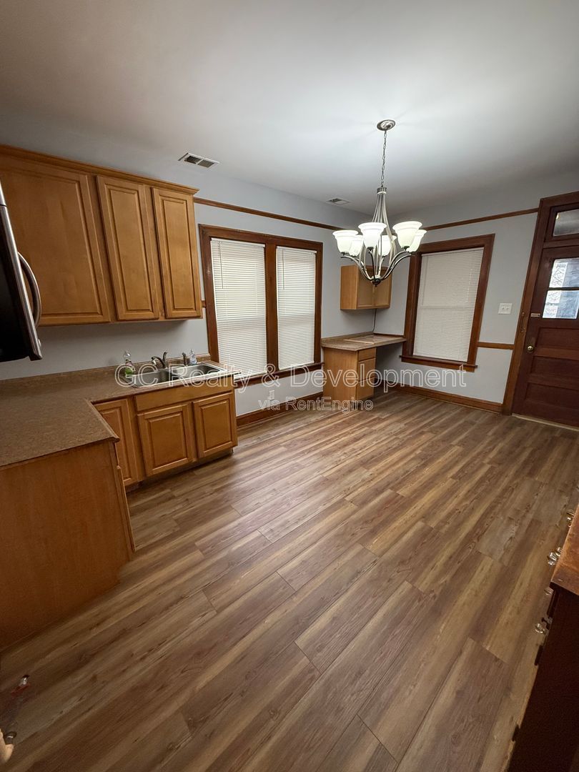 *** 2 BDRM / HARDWOOD FLOORS / PAY GAS & ELECTRIC / 2ND FLOOR UNIT *** property image