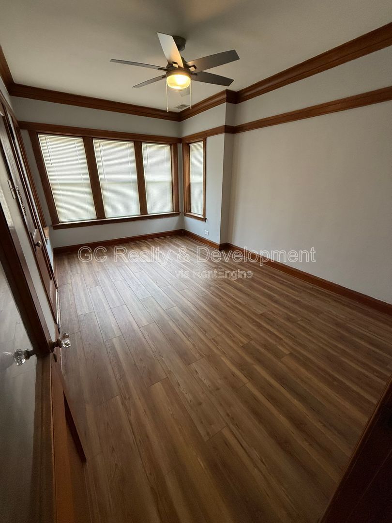 *** 2 BDRM / HARDWOOD FLOORS / PAY GAS & ELECTRIC / 2ND FLOOR UNIT *** property image