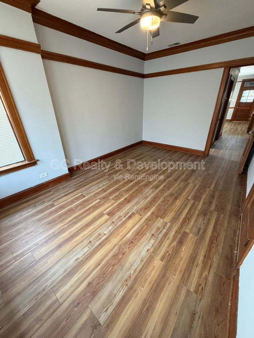 *** 2 BDRM / HARDWOOD FLOORS / PAY GAS & ELECTRIC / 2ND FLOOR UNIT *** property image