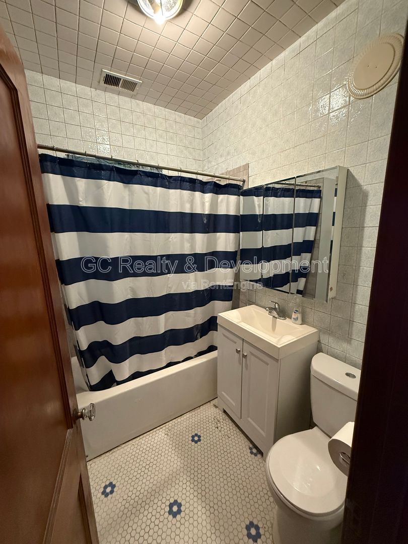 *** 2 BDRM / HARDWOOD FLOORS / PAY GAS & ELECTRIC / 2ND FLOOR UNIT *** property image